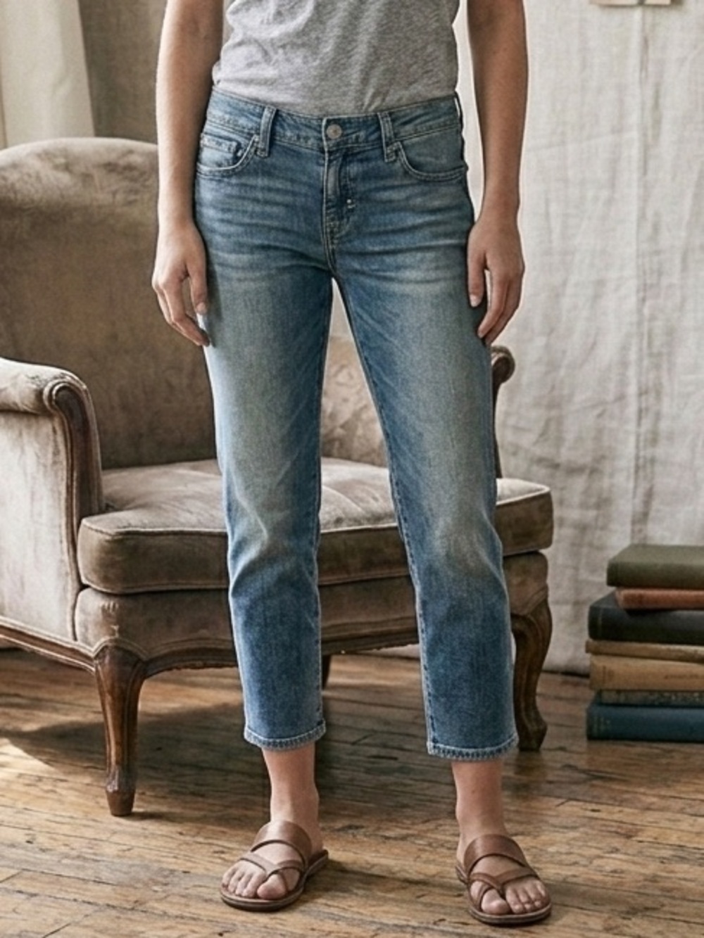 7 For All Mankind Low-Rise Cropped Bootcut Jeans | Medium Wash - Size 27